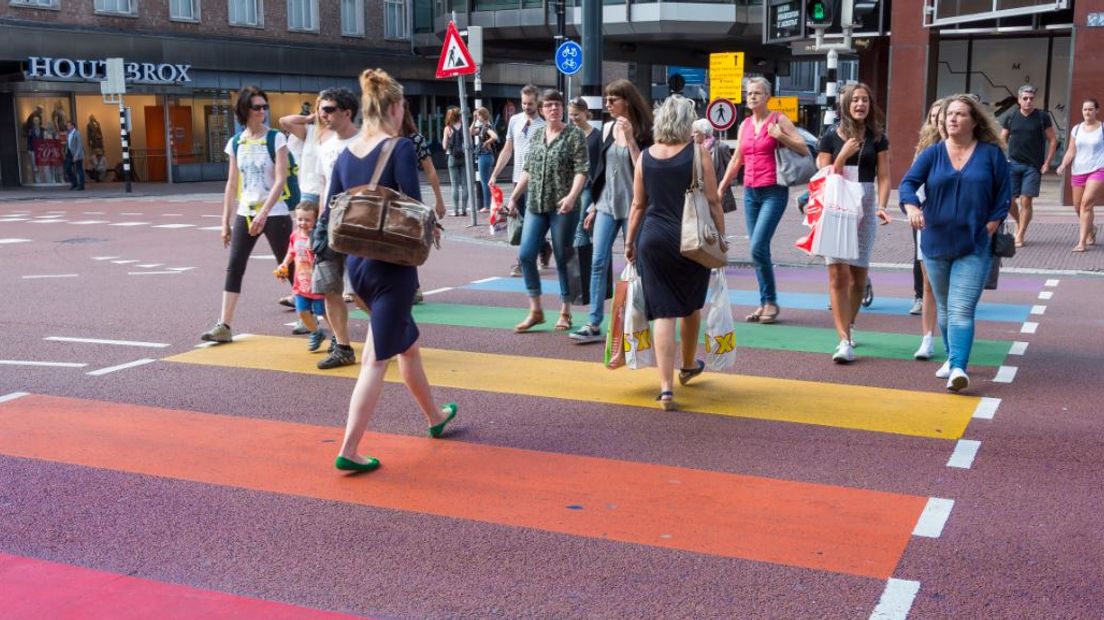 Een regenboogzebrapad op de Lange Vliestraat in Utrecht.