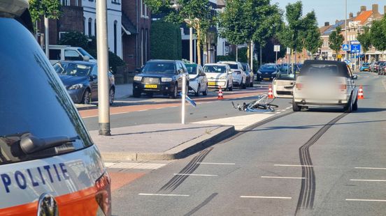 112 Nieuws: Fietser naar ziekenhuis na aanrijding in Enschede. 112 Nieuws: Fietser naar ziekenhuis na aanrijding in Enschede.