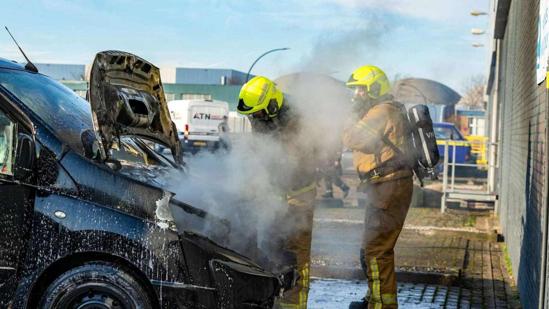 Foto: Felle brand verwoest bestelbus