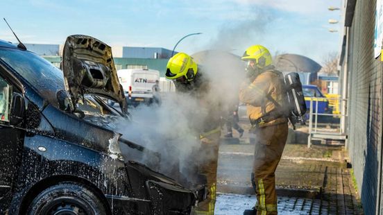 Felle brand verwoest bestelbus