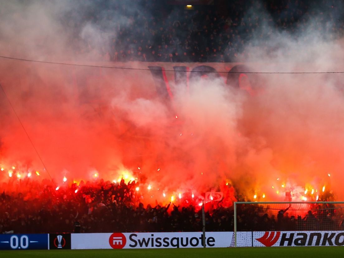 Supporters met vuurwerk tegen Lazio, de wedstrijd erna moest een deel van De Kuip mede hierdoor leeg blijven