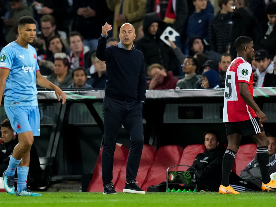 Arne Slot staat coachend langs de lijn tijdens Feyenoord-Slavia Praag