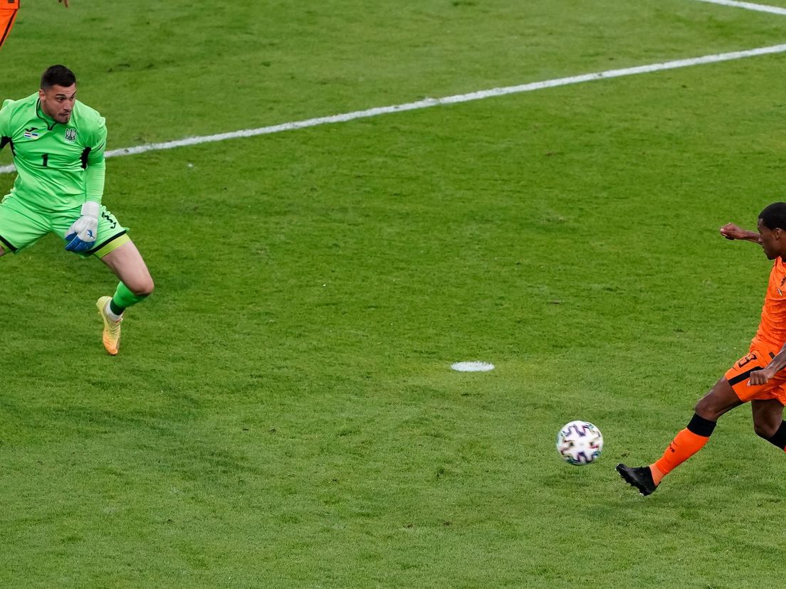 Wijnaldum maakt de 1-0 voor Nederland op het EK tegen Oekraïne