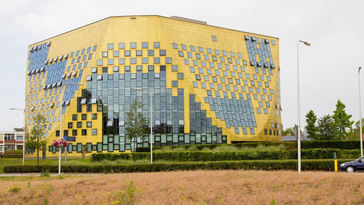 Hardenberg bereidt rechtszaak voor tegen aannemer om rotte gevel gemeentehuis