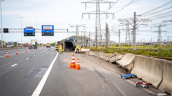 Agent uit Spijkenisse opgepakt voor handel in drugs | Vrachtwagen Maasvlakte gekanteld, chauffeur onder invloed. Agent uit Spijkenisse opgepakt voor handel in drugs | Vrachtwagen Maasvlakte gekanteld, chauffeur onder invloed.