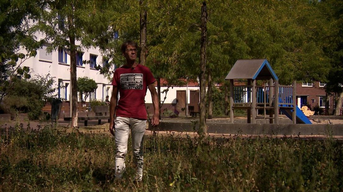 Johannes Bouma, stadsdeelmanager wijkonderhoud van de gemeente Arnhem, loopt door de nieuwe natuur in Het Broek.