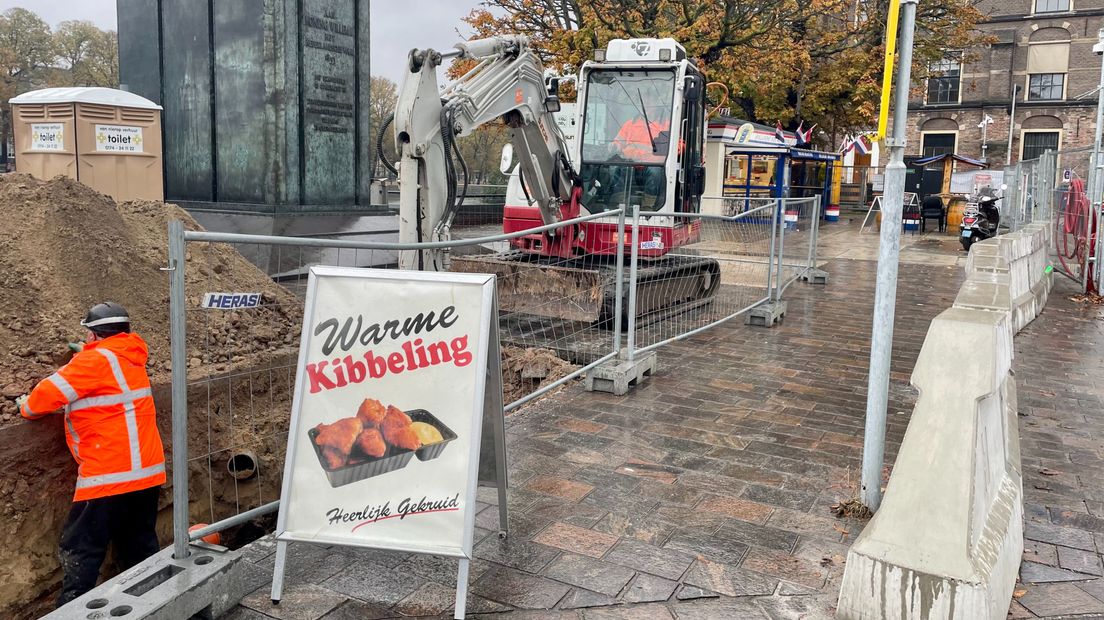 Haringkraam Buitenhof heeft veel last van de renovaties bij het Binnenhof