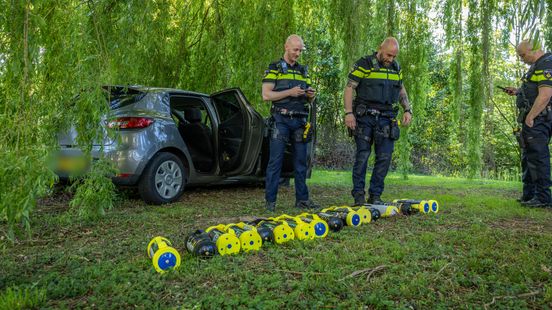 Politie vindt 17 volle lachgastanks in auto na achtervolging | Scooterrijders gevlucht na botsing op gestolen scooter. Politie vindt 17 volle lachgastanks in auto na achtervolging | Scooterrijders gevlucht na botsing op gestolen scooter.