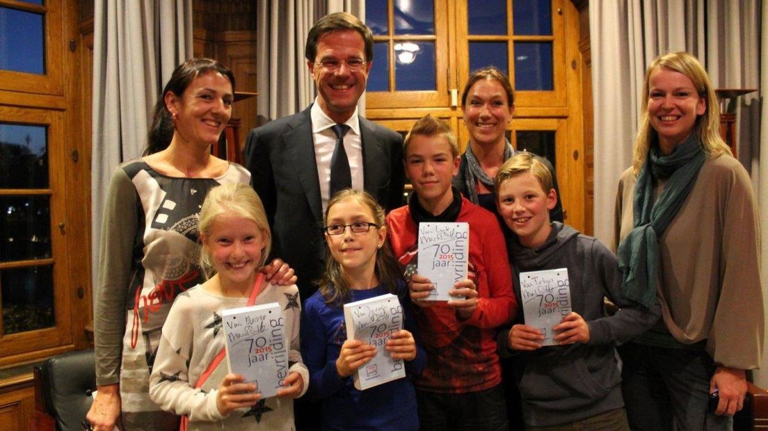 Scholieren Varik presenteren speciale Bevrijdingskalender