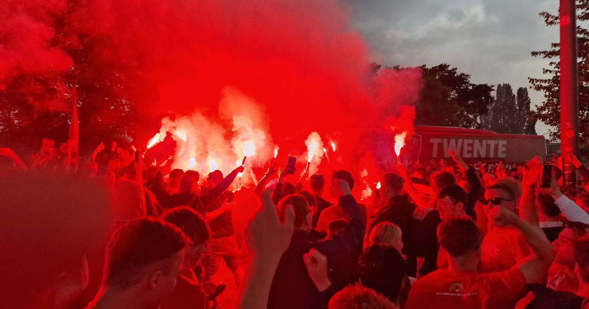 チャンピオンズリーグ予選突破後、サポーターから大歓迎を受けたFCトゥエンテの選手バス
