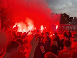 Spelersbus FC Twente massaal onthaald door supporters na behalen voorronde Champions League
