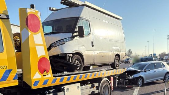 Bijna 1,5 uur vertraging door ongeluk, verkeer over de vluchtstrook. Bijna 1,5 uur vertraging door ongeluk, verkeer over de vluchtstrook.