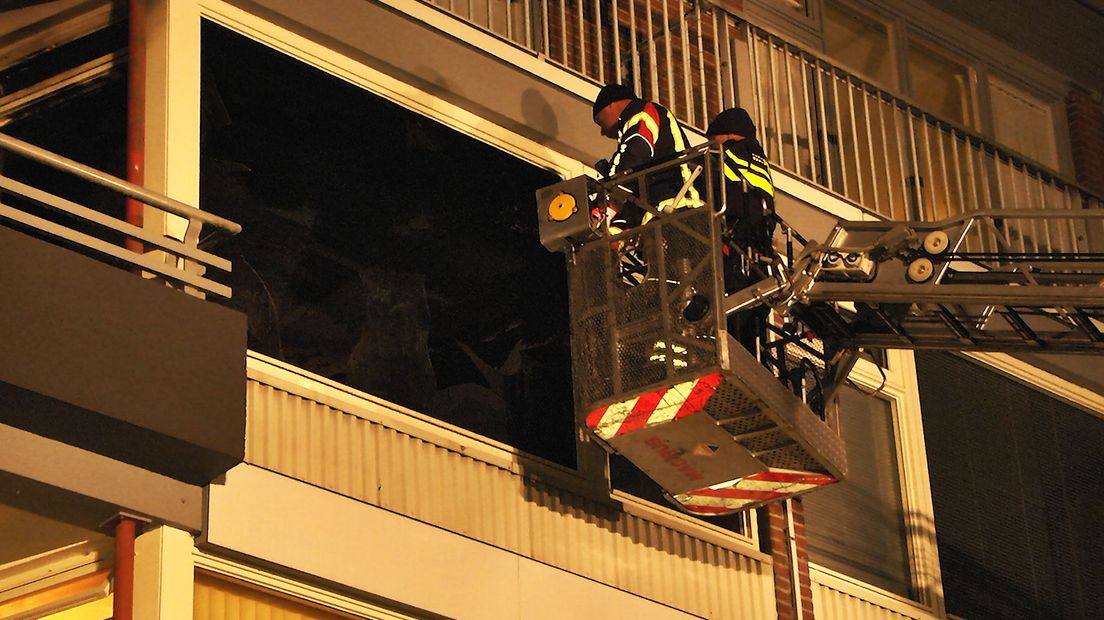 Brandweerlieden blussen de brand in de flat aan de Meerstraat (Rechten: Persbureau Meter)