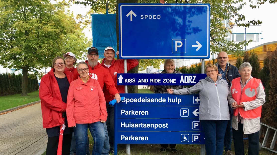 De SP Goes heeft een eigen Kiss and Ride bordje gemaakt dat suggereert dat patiënten een dagje kunnen worden afgezet voor de ingang van het ADRZ