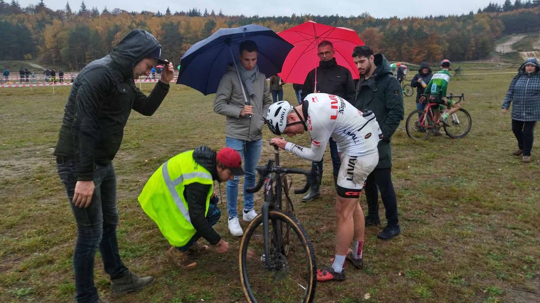 Tim Ariesen (in het wit) heeft fietsproblemen