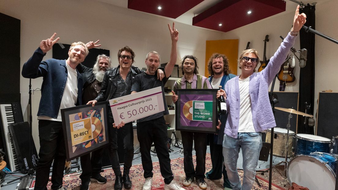 DI-RECT en de eigenaren van The Womb vieren het winnen van de cultuurprijs