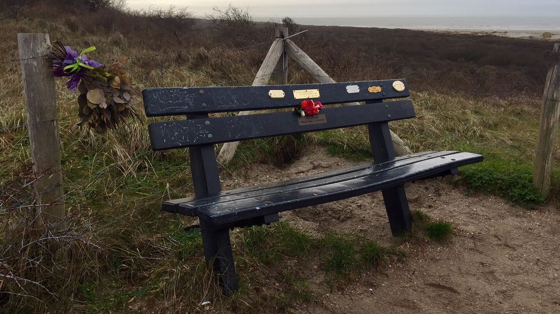 Bankje met gedenkplaatjes bij strandovergang Duinhoevepad in Burgh-Haamstede waar dat niet is toegestaan