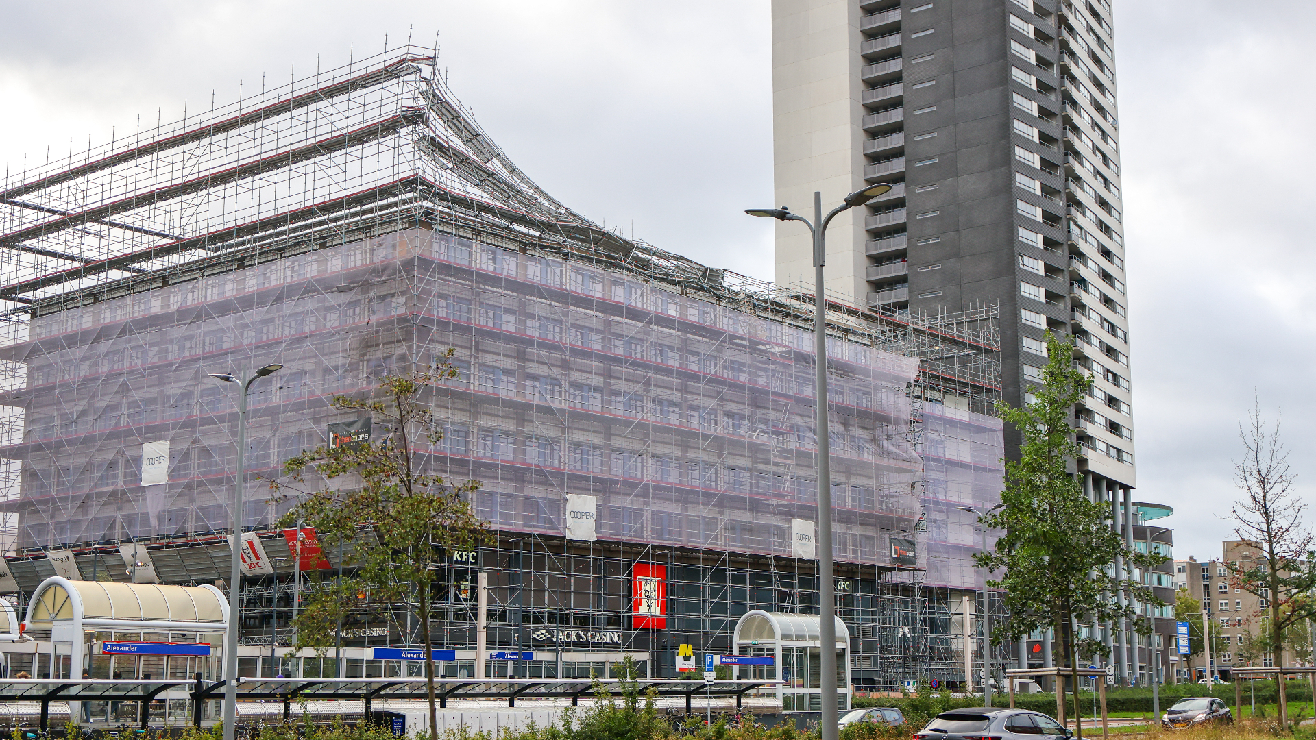 De omgeving van de steiger is afgezet uit voorzorg voor verdere instorting.