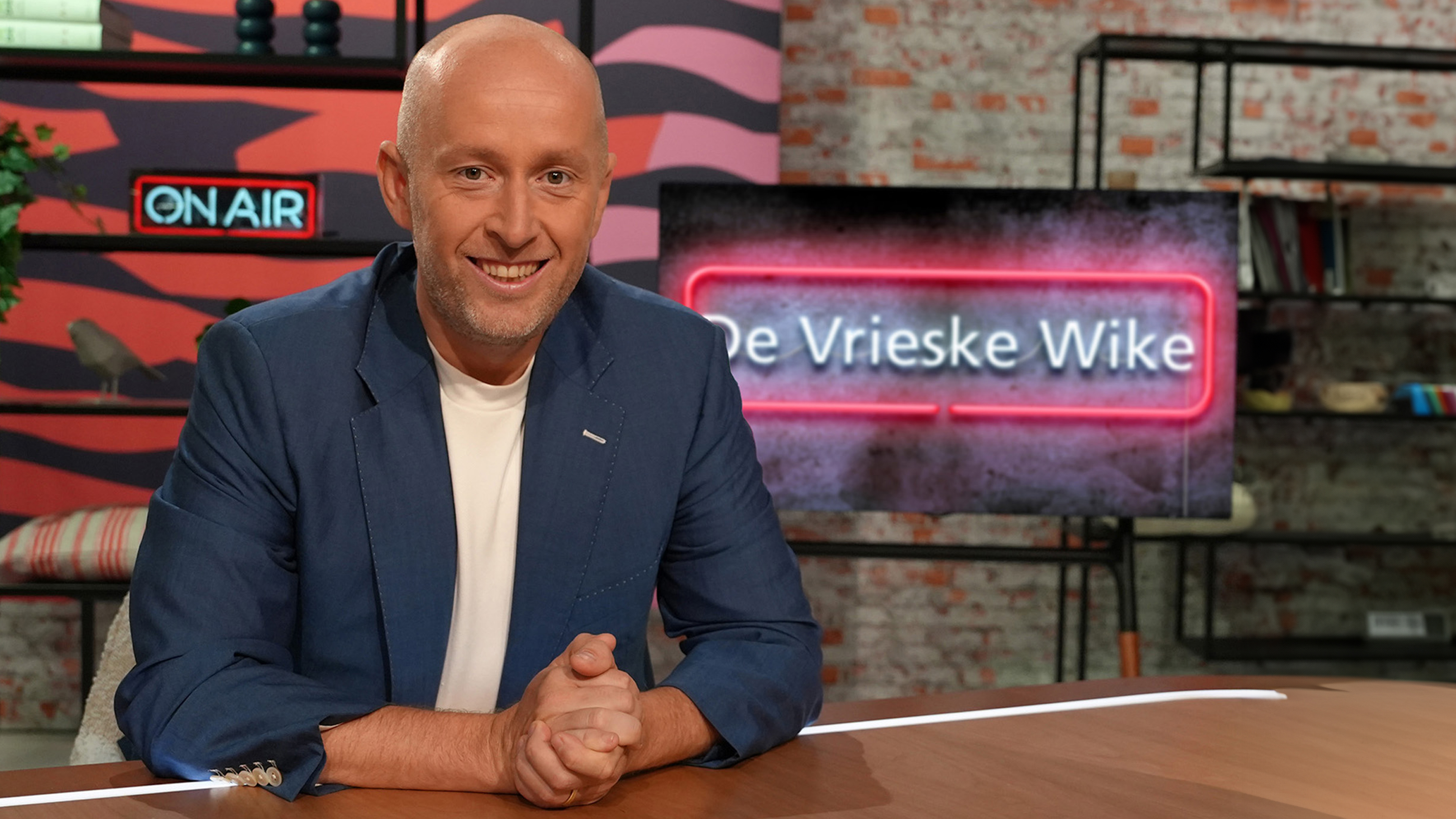 Presentator Roelof de Vries en gasten bespreken elke vrijdag 'De Vrieske Wike'