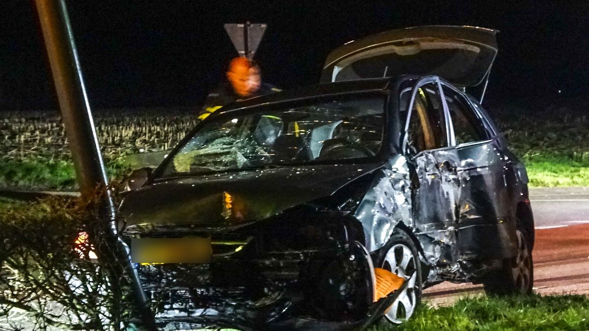 Auto rijdt tegen paal in Holwert en raakt zwaar beschadigd