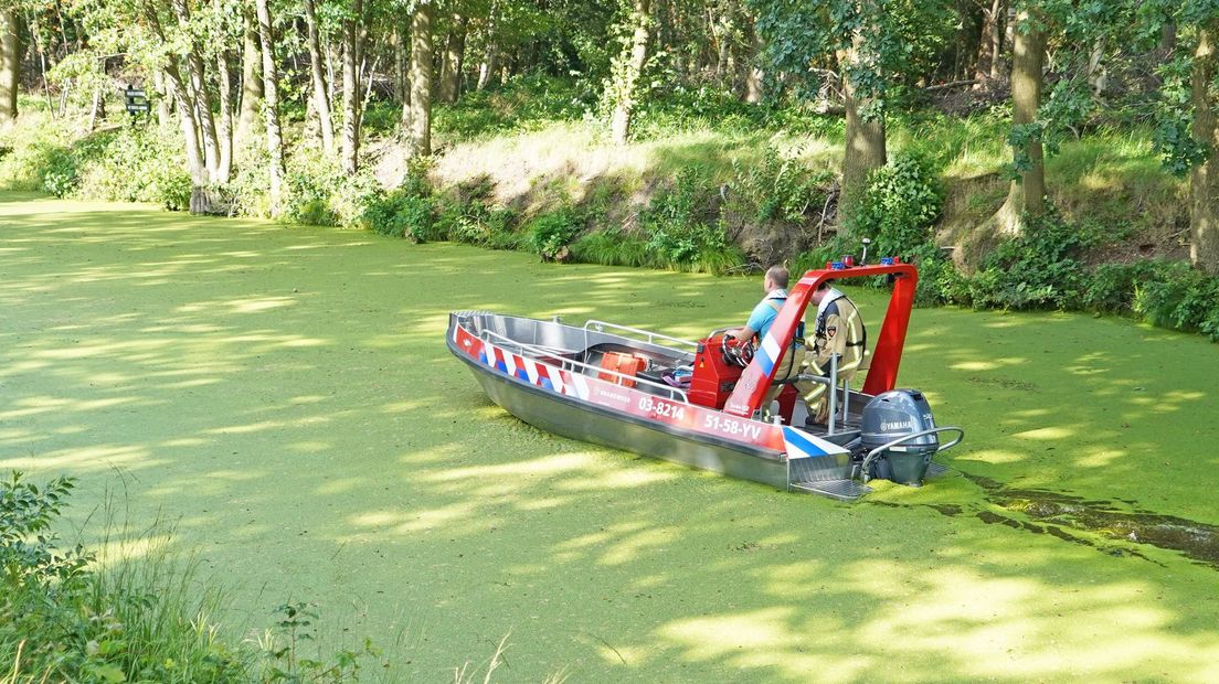 De brandweer zocht ook met een sonarboot in het water