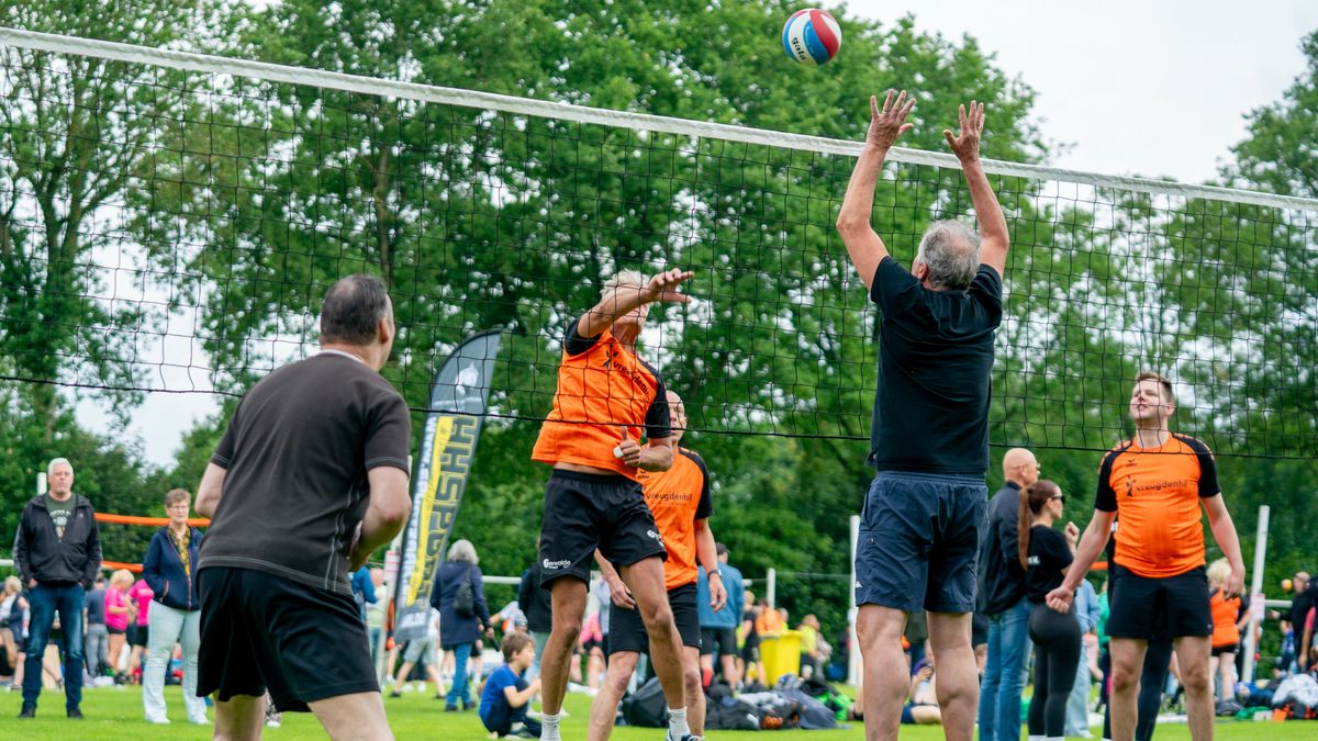 Pinkstervolleybaltoernooi blaast 50 kaarsjes uit: 'Gewoon het mooiste wat er is'