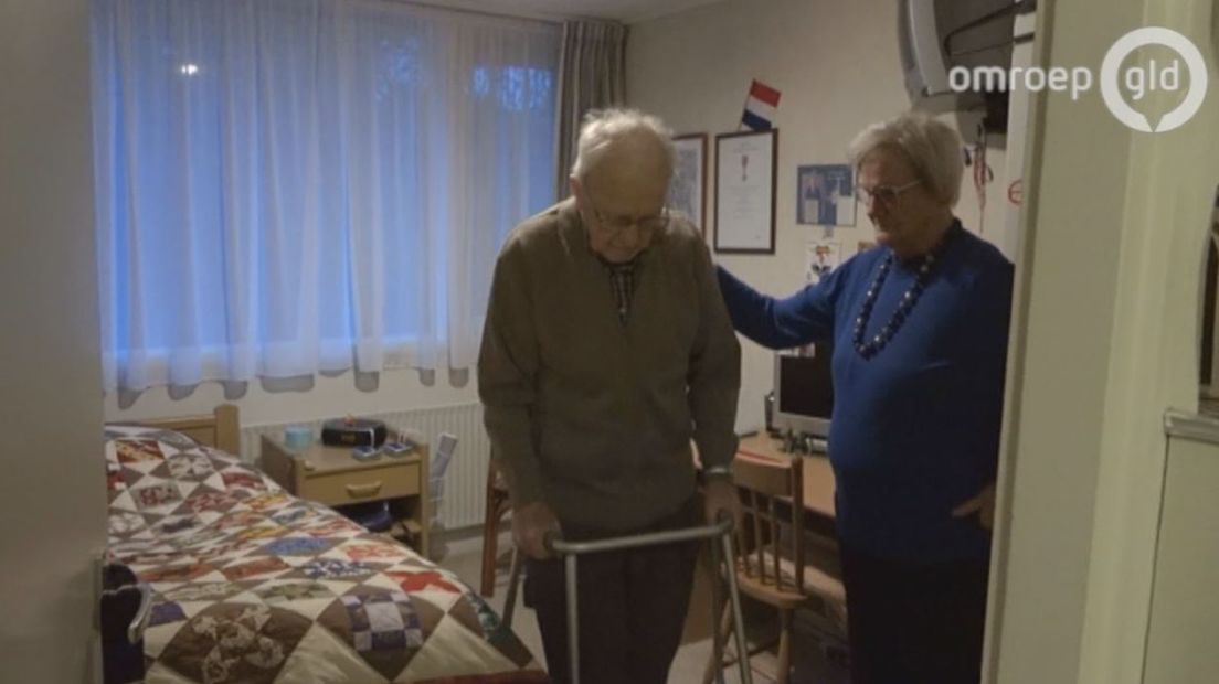 Cor de Waard heeft meerdere hartaanvallen gehad, heeft problemen met zijn blaas en is altijd moe. Hij is al 65 jaar getrouwd met Wil. Gelukkig is zijn vrouw verpleegster geweest. Zij zorgt dag en nacht voor hem. Wil de Waard is één van de vele mantelzorgers die Omroep Gelderland deze donderdag in het zonnetje zette.