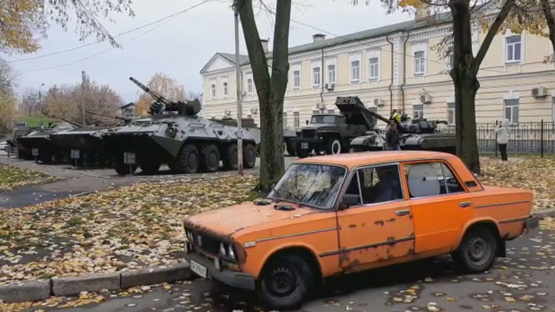 Oorlogsmaterieel op straat in Kiev