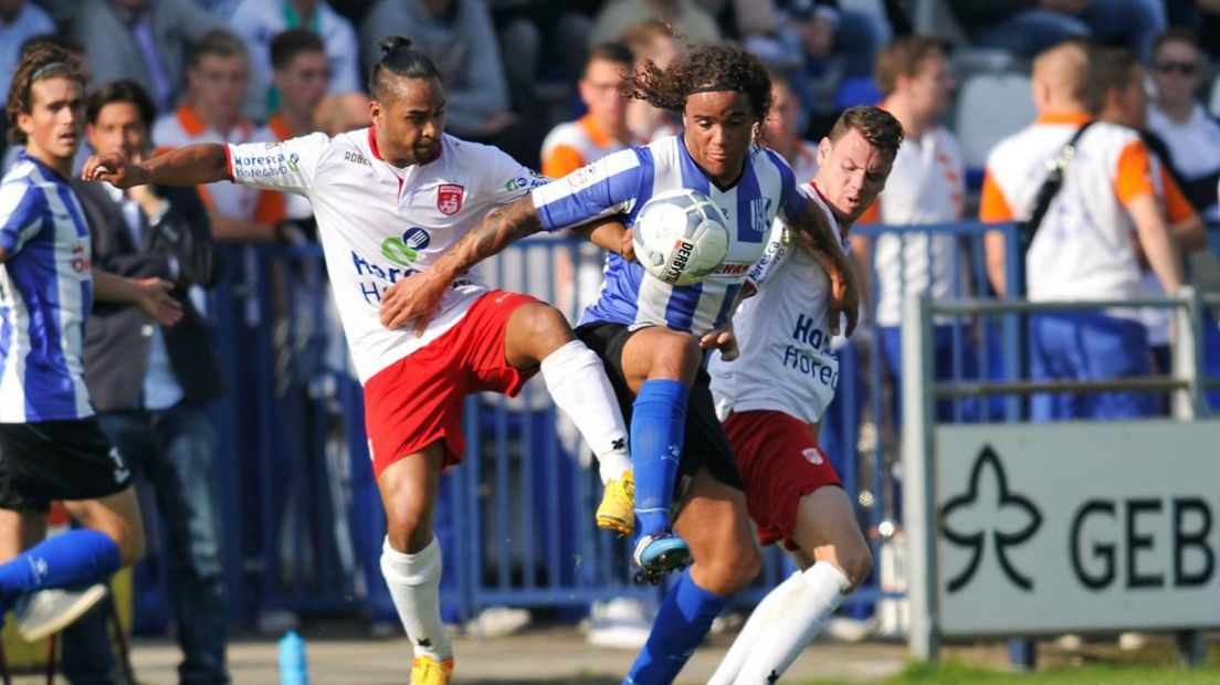 Yordi Teijsse tussen Raymond Manuputty en Martijn le Congé tijdens Quick Boys - Noordwijk.