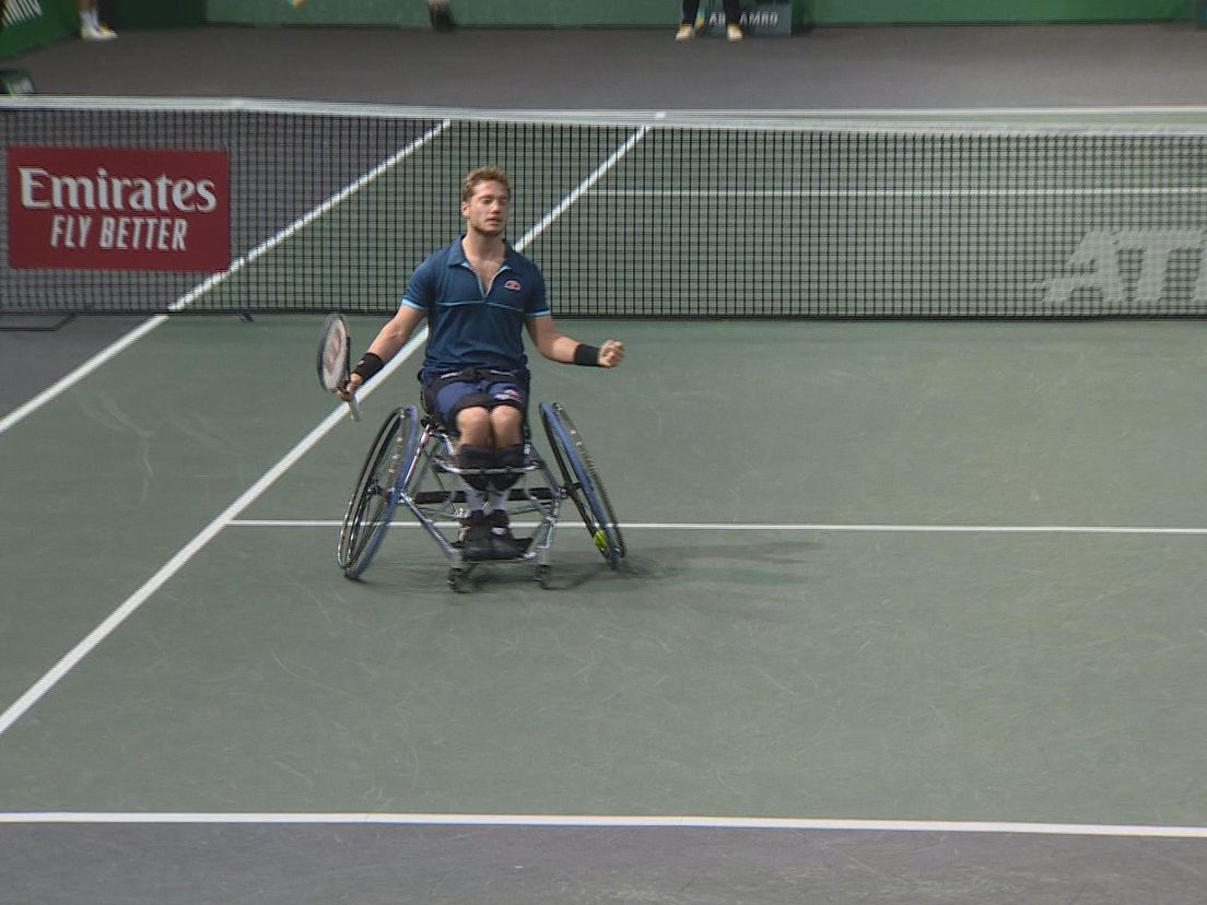 Alfie Hewett na het winnende punt in de rolstoelfinale