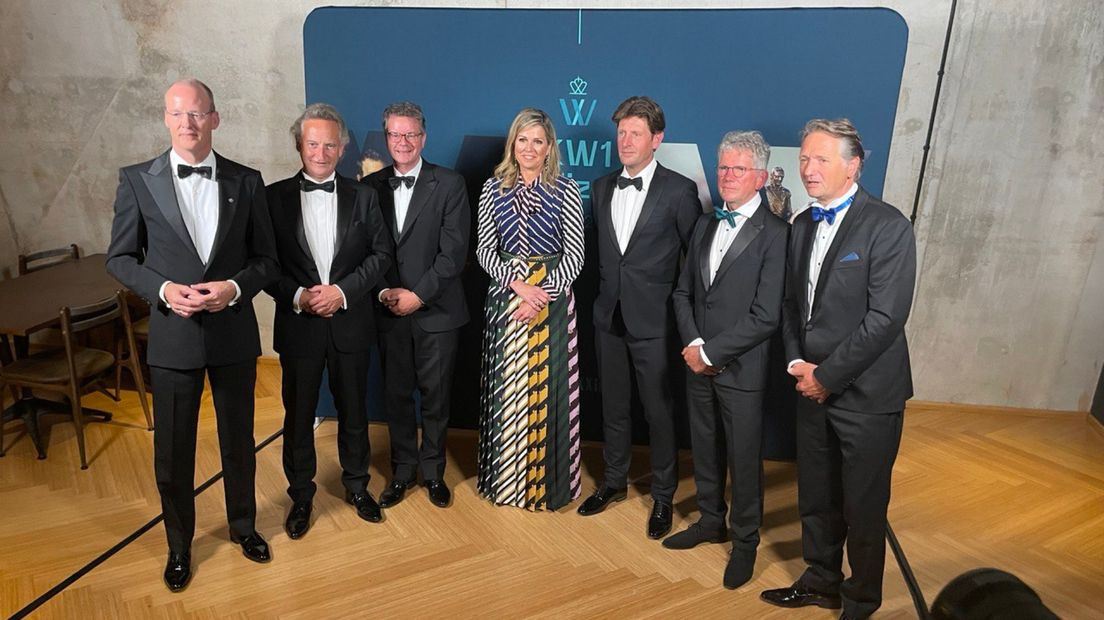 Koningin Máxima met vertegenwoordigers van de drie winnende bedrijven en president Klaas Knot van de Nederlandsche Bank