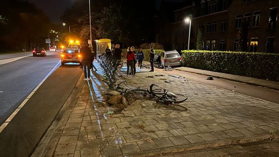 Vrouw rijdt fietsen plat • kettingbotsing door gladheid. Vrouw rijdt fietsen plat • kettingbotsing door gladheid.