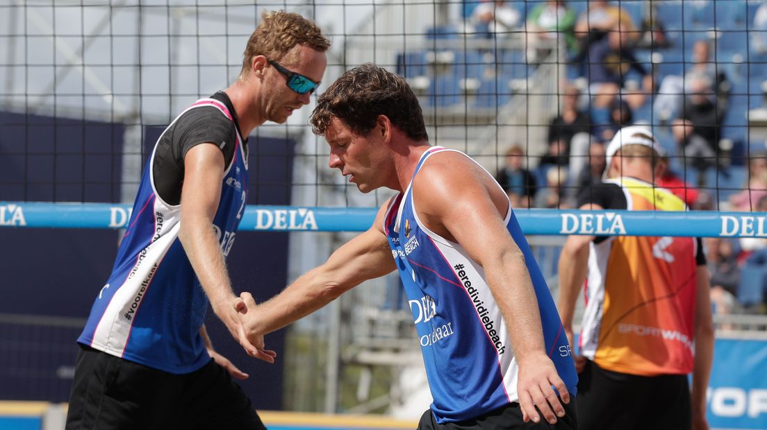 Dirk Boehlé en Mart van Werkhoven tijdens het NK Beachvolleybal
