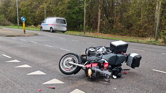 Motor botst tegen busje • fietser gewond na aanrijding. Motor botst tegen busje • fietser gewond na aanrijding.