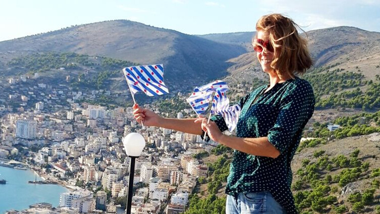 Mare liedt mei troch 'Wie is de Mol?' in maklik libbentsje yn Albanië