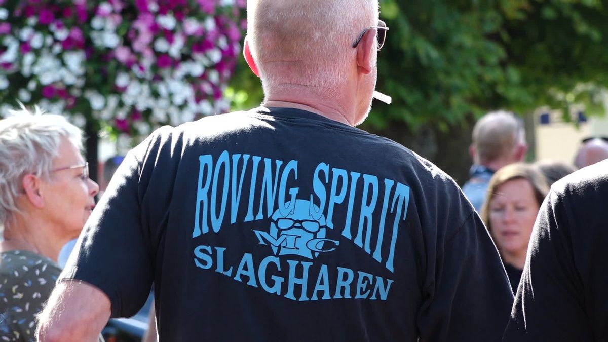 Honderden motorrijders vormen erehaag voor omgekomen Rein en Greetje in Lutten