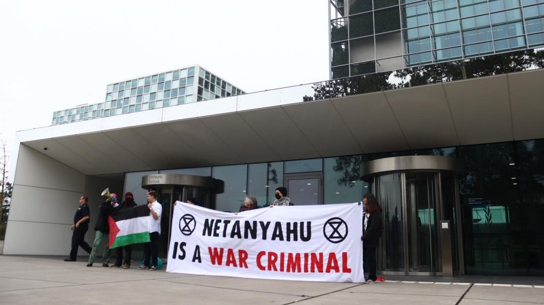 Demonstranten bij het Internationaal Strafhof | Bron: NLRebellion via X