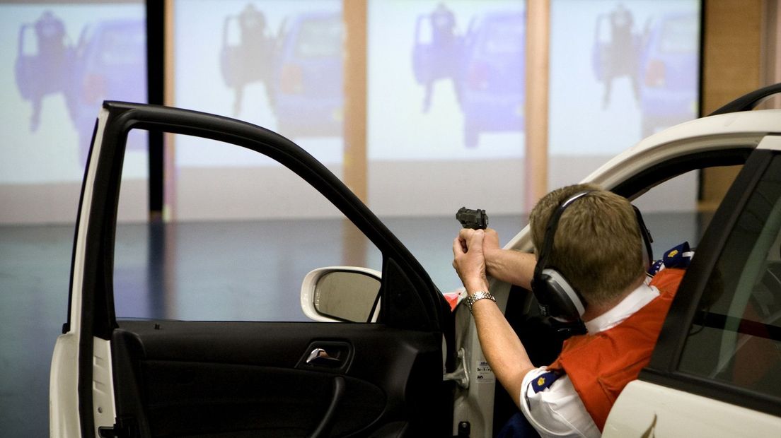 Een agent in training op de schietbaan