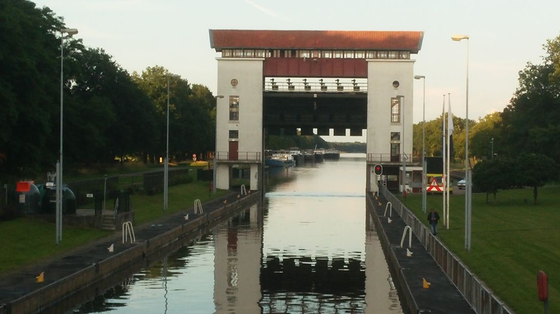 De sluis in Eefde is sinds gistermiddag gestremd door een blikseminslag. De sluis kan niet meer schutten door schade aan het besturingssysteem.