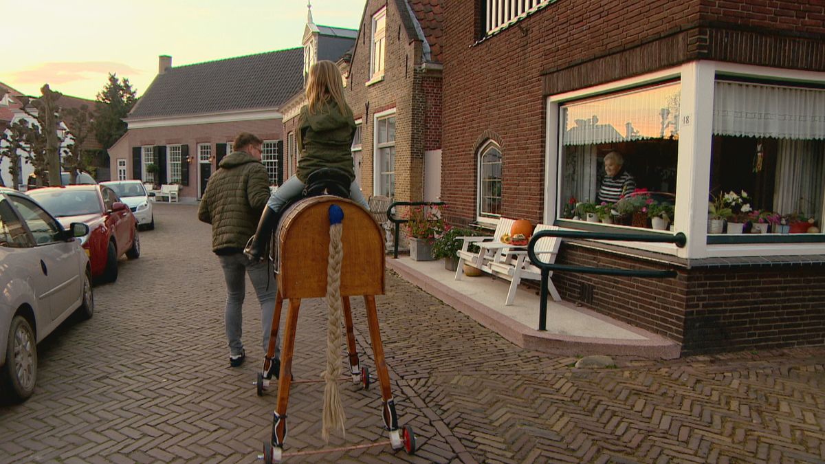 Kany (8) rijdt op houten paard door Dreischor: 'Mensen vinden het wel grappig'