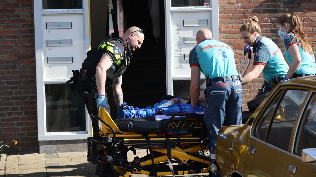 Slachtoffer wordt naar het ziekenhuis vervoerd