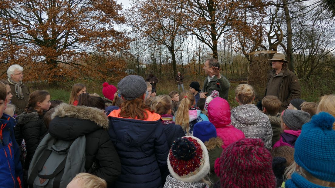 Kinderen van OBS de Drift hielpen boswachter Arjan Postma bij de opening (Rechten: Staatsbosbeheer)