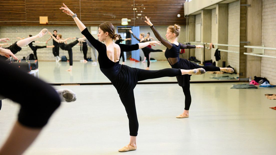 De balletdansers repeteren ook bij het voormalig Koninklijk Conservatorium in Den Haag