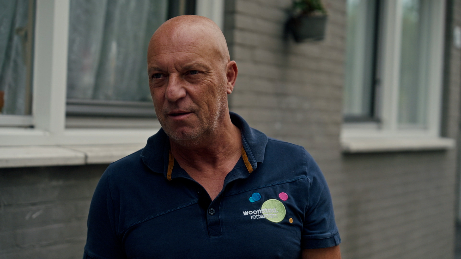 In zijn functie als buurtbeheerder gaat Marinus langs huizen en tuinen van Woonstad