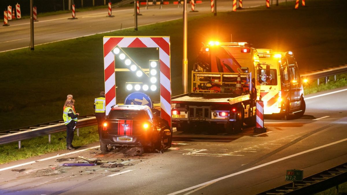 112-nieuws 23 oktober: Auto tegen pijlwagen bij Kornwerderzand | Elektrische auto over de kop geslag