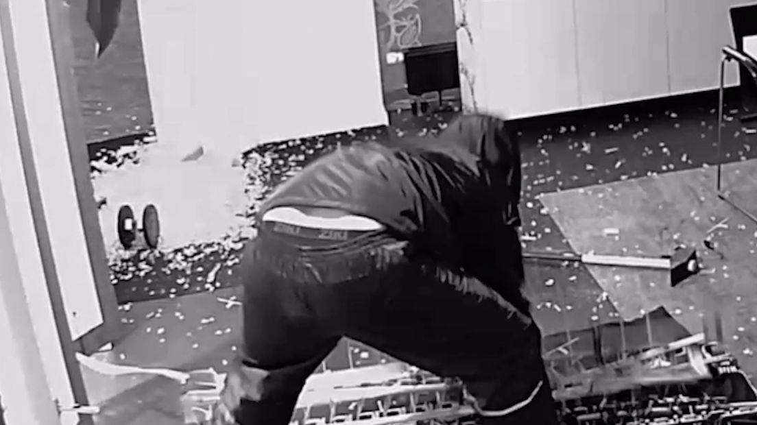 De inbreker draagt een boxershort dat te koop is bij Action en AliExpress