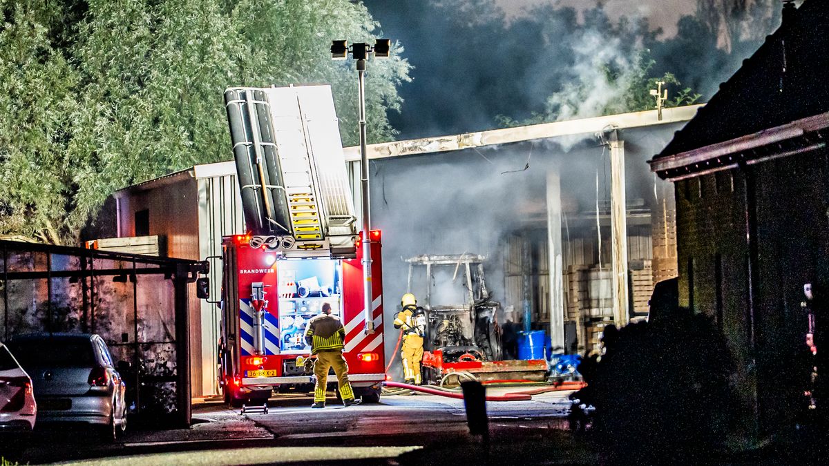 Landbouwvoertuig in schuur Minnertsga uitgebrand