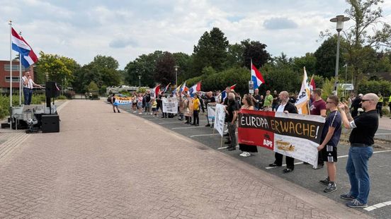 Extreemrechtse NVU demonstreert bij azc, tegendemonstratie vlakbij