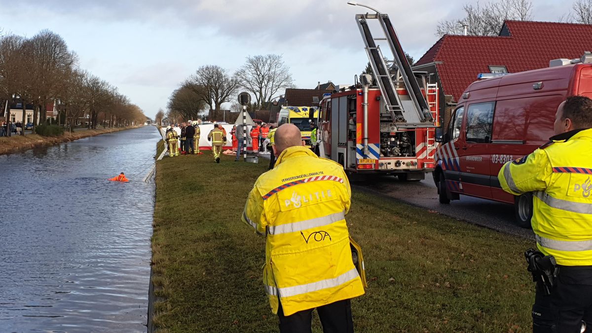 Auto te water in Bovensmilde, vrouw in kritieke toestand naar ziekenhuis (update)