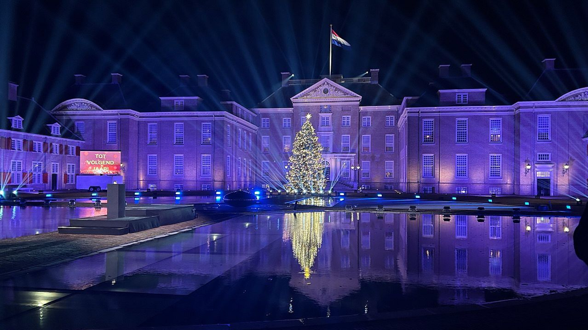 Nationale kerstboom ontstoken bij Paleis Het Loo